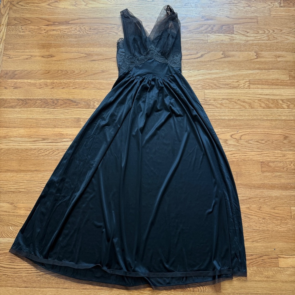Vintage 1950’s Vanity Fair coquette black slip dress nightie 34
